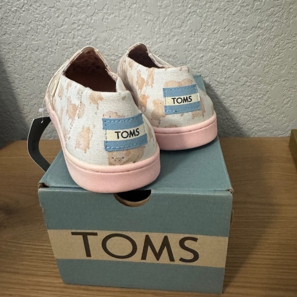 TOMS Pink Year Of The Pig Print Canvas Shoe - Picture 5 of 6